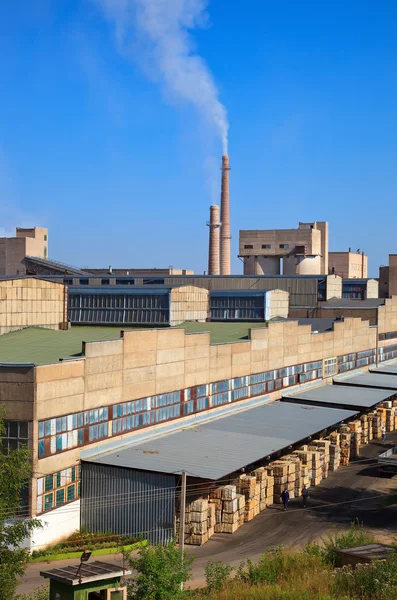 大型工厂与吸烟烟囱对蓝蓝的天空 — 图库照片