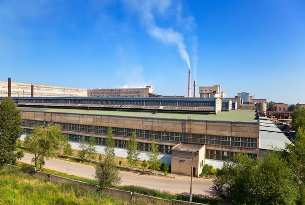 Sigara bacaları mavi gökyüzü ile büyük fabrika — Stok fotoğraf