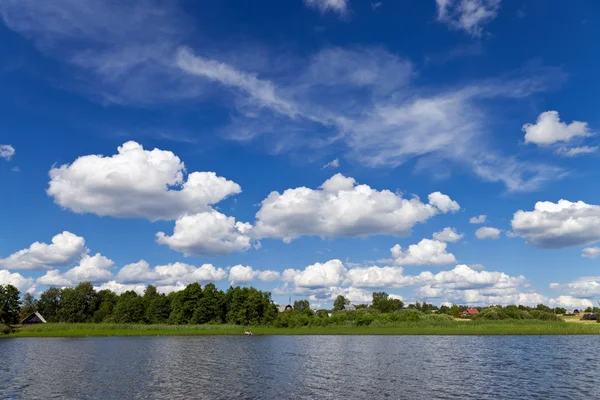 Sommar landskap med sjö och vackra moln — Stockfoto