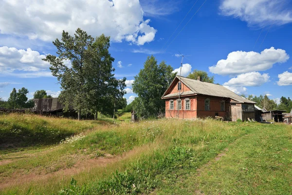 Oud houten huis in Russisch dorp — Stockfoto