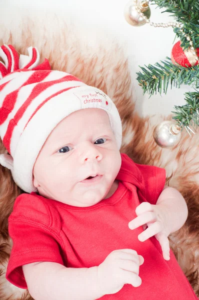 Yeni doğan bebeğin chritstmas şapkalı — Stok fotoğraf