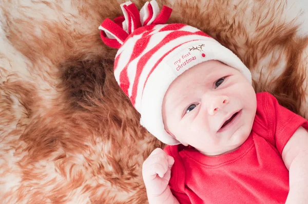 Новонароджена дитина в різдвяному капелюсі — стокове фото