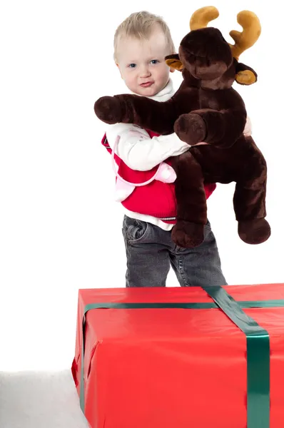 Χριστούγεννα toddler με δώρα — Φωτογραφία Αρχείου
