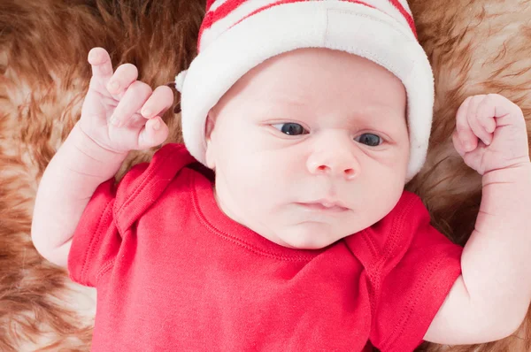 Nyfött barn i chritstmas hatt — Stockfoto