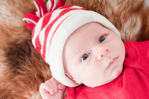 Pasgeboren baby in chritstmas hoed — Stockfoto
