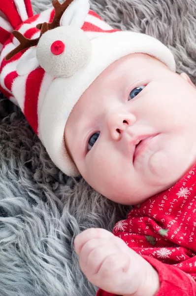 Pequeño bebé lindo en rojo —  Fotos de Stock