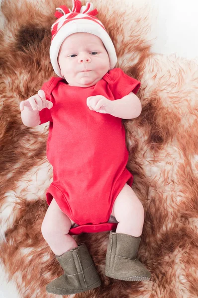 Novorozené dítě v chritstmas klobouku — Stock fotografie