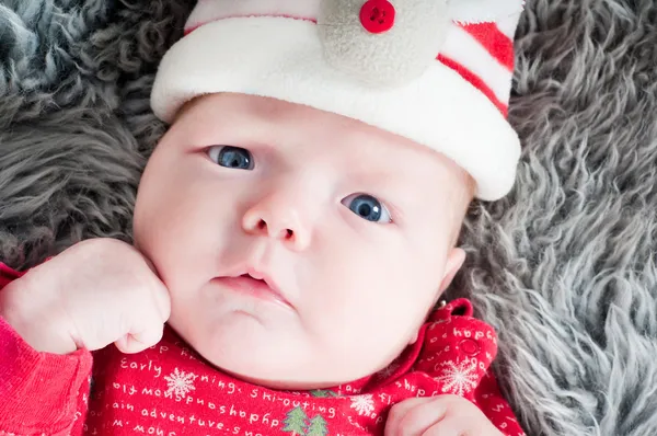 Lilla söta baby i rött — Stockfoto