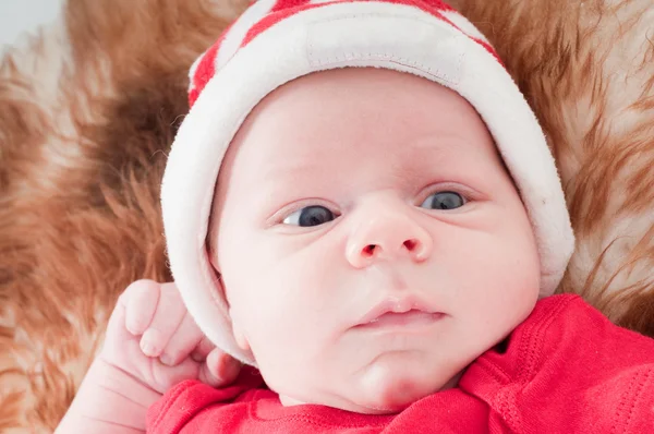 Bebé recién nacido en sombrero de Navidad —  Fotos de Stock