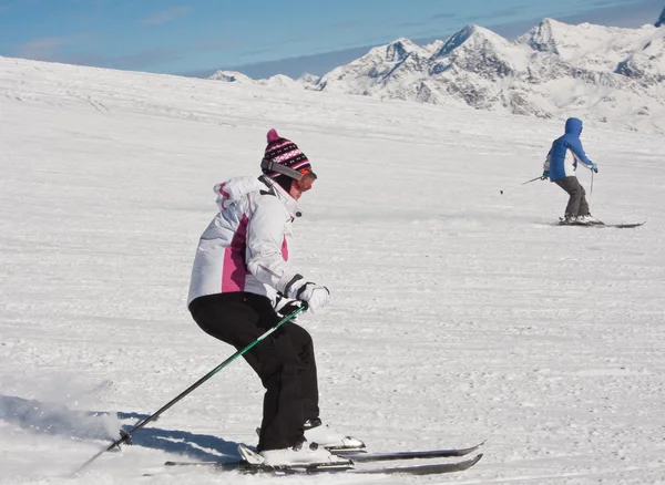 En kvinna skidåkning på en ski resort — Stockfoto