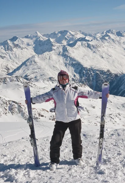 高山滑雪运动员山在背景中 — 图库照片