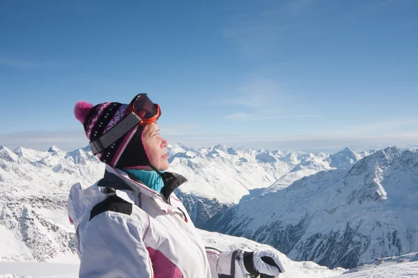 高山滑雪运动员山在背景中 — 图库照片