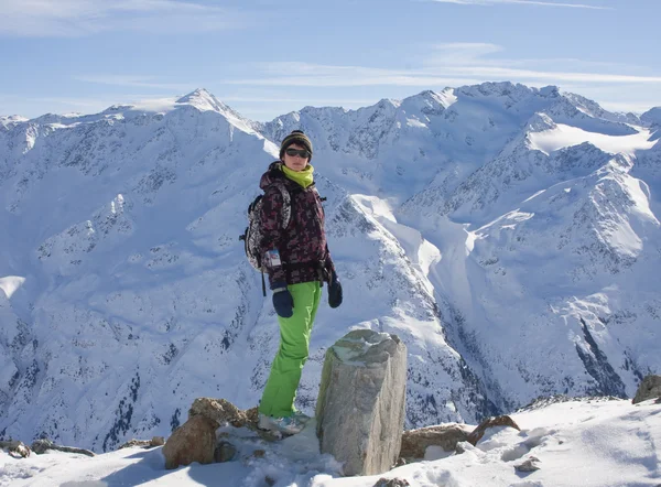 Vrouw in ski doeken en de besneeuwde bergen, Oostenrijk — Stockfoto