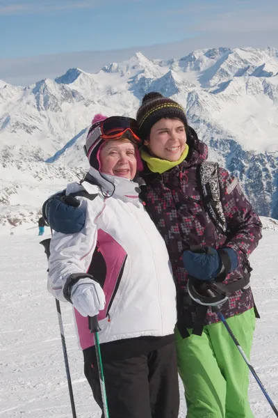 Narciarze alpejscy (matka i córka) góry w tle — Zdjęcie stockowe
