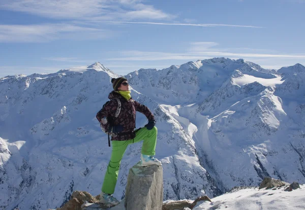 Γυναίκα στο σκι υφάσματα και τα χιονισμένα βουνά, Αυστρία — Φωτογραφία Αρχείου
