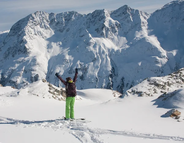 Skifahrer-Berge im Hintergrund — Stockfoto