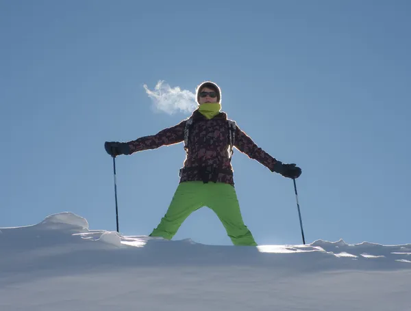 Ένα κορίτσι σε ένα κοστούμι σκι ενάντια στον ουρανό — Φωτογραφία Αρχείου