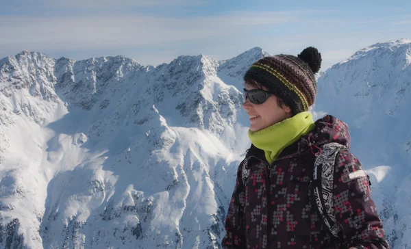 冬のリゾート地の中でスキーヤー — ストック写真