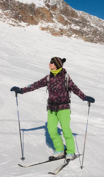 Лыжник на зимнем курорте — стоковое фото