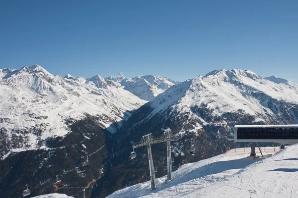 Kellékek és pályaudvartól ski felvonók. Az üdülőhely solden. Ausztria — Stock Fotó