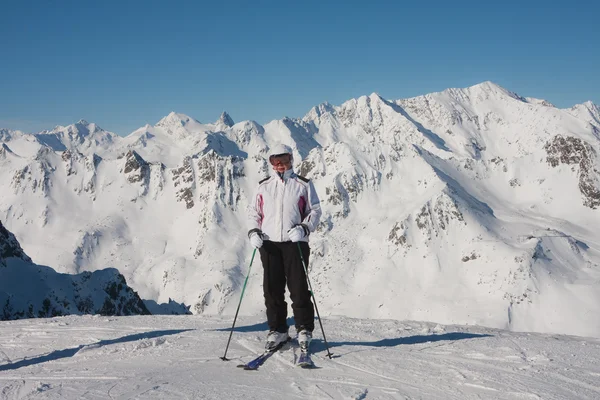 Sciatore in una località invernale — Foto Stock