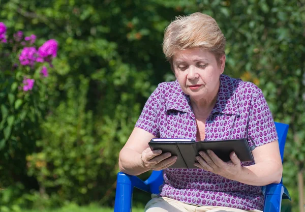 Женщина с электронной книгой — стоковое фото