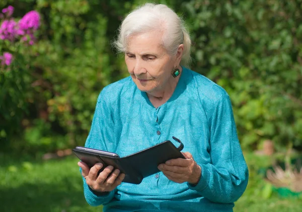 Eine Großmutter mit einem E-Book — Stockfoto