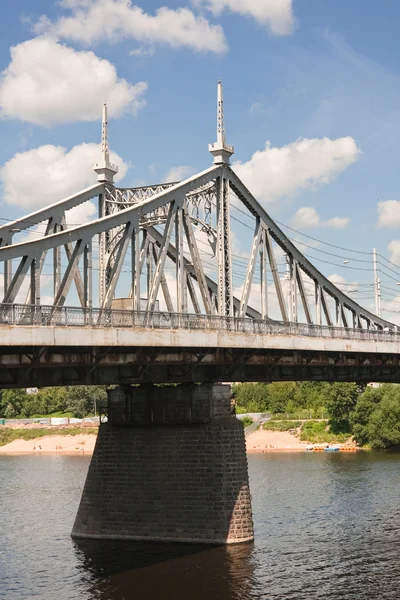 Vieux pont de voiture à travers la rivière — Photo
