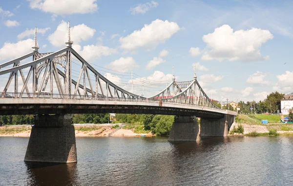 Alte Autobrücke durch den Fluss — Stockfoto