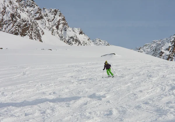 La mujer está esquiando en una estación de esquí —  Fotos de Stock
