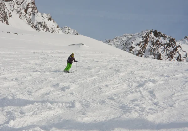 A mulher está esquiando em uma estância de esqui — Fotografia de Stock