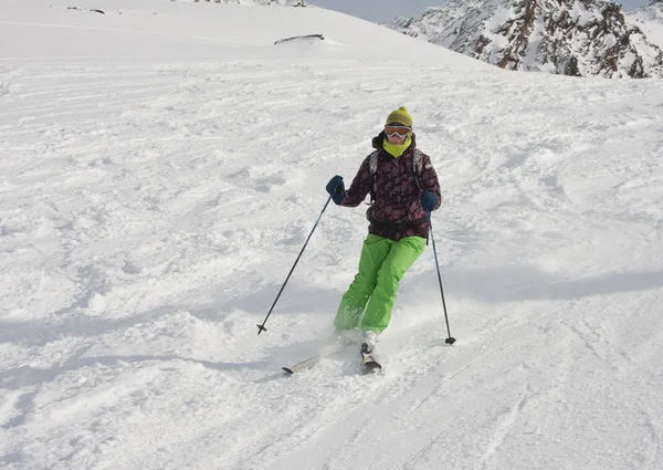 The woman is skiing at a ski resort — Stok fotoğraf