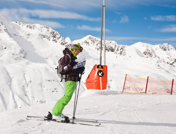 Esquiador considera las pistas de esquí. Obergurgl. Austria — Foto de Stock