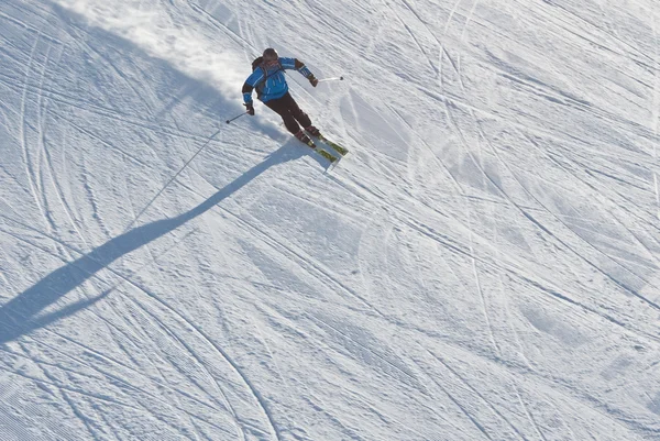 O homem está esquiando em uma estância de esqui — Fotografia de Stock