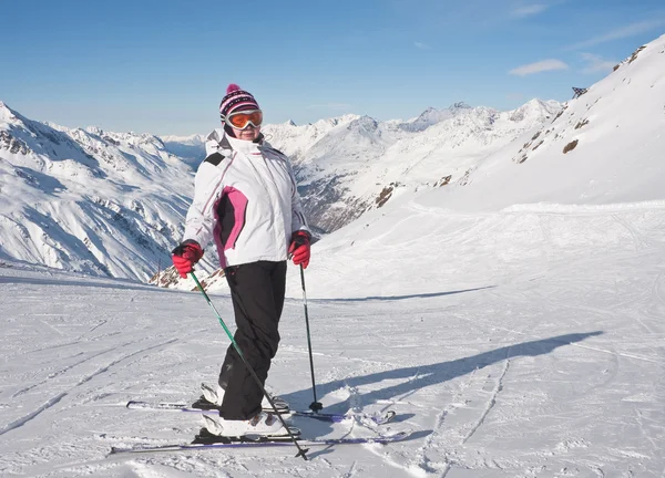 Skier mountains in the background — Stock Photo, Image