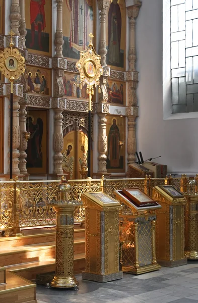 Interno della Chiesa Ortodossa con icone e altare — Foto Stock