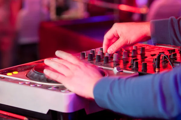 DJ mixy trati v nočním klubu na večírku — Stock fotografie