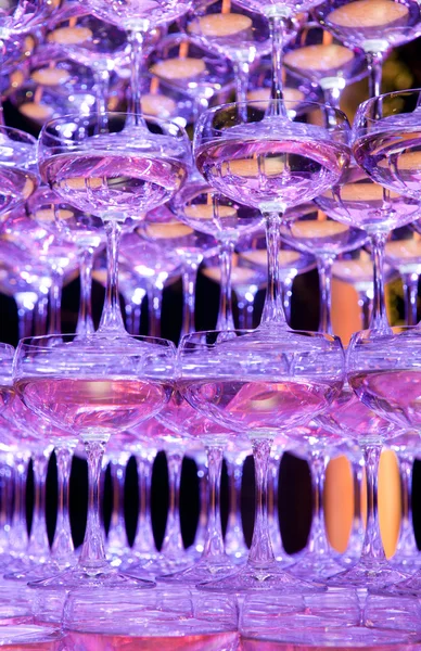 Pyramid of champagne glasses — Stock Photo, Image