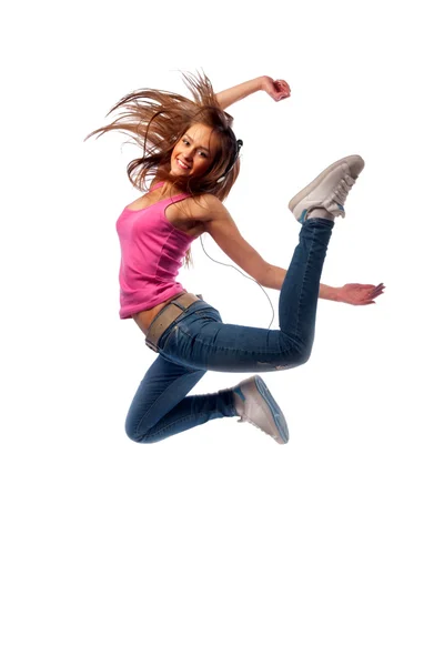 Flicka i hörlurar hoppar — Stockfoto