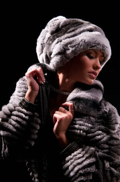 Donna con un cappello di pelliccia — Foto Stock