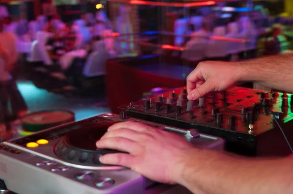 DJ en el trabajo, fiesta disco — Foto de Stock