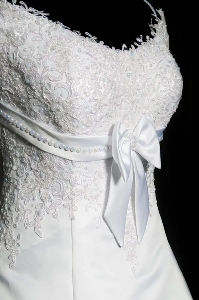 Belle robe de mariée féminine sur un mannequin — Photo