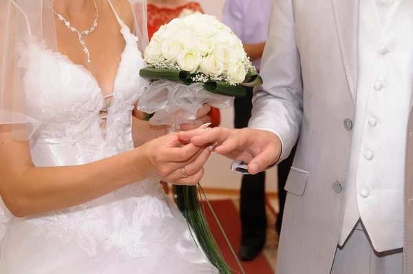 그는 그녀의 결혼 반지를 넣어 — 스톡 사진