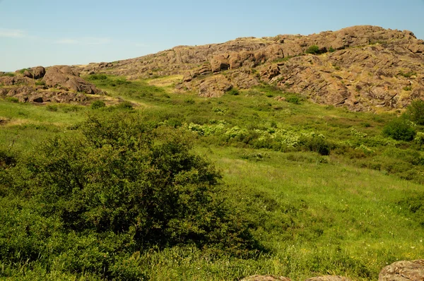 Steen ernstige of rocky mound kamena mohyla in het Oekraïens — Stockfoto