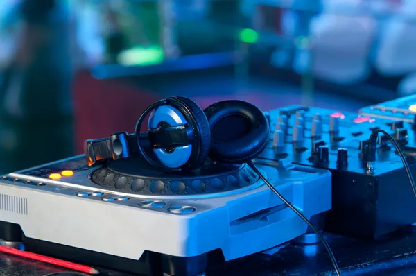 Mélangeur DJ avec écouteurs dans une boîte de nuit — Photo