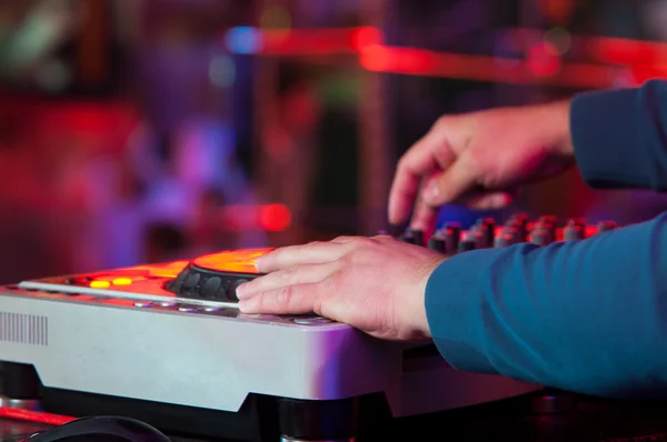 DJ en el trabajo, fiesta disco — Foto de Stock