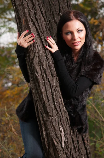 Kvinna står nära ett träd — Stockfoto