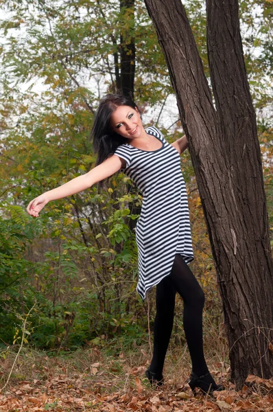站在一棵树旁的女人 — 图库照片