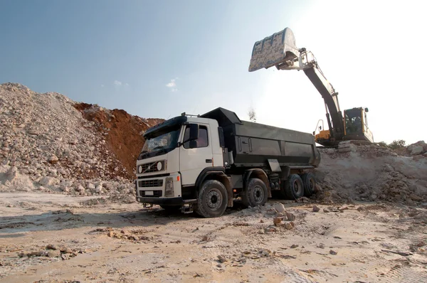 Laden van een grote vrachtwagen bouwmateriaal — Stockfoto
