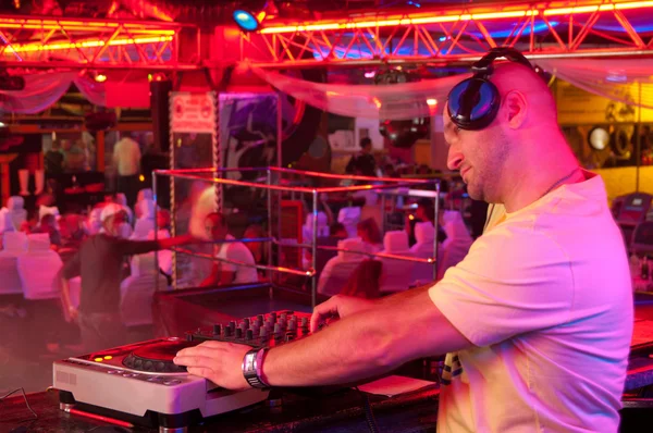 DJ atrás do painel de controlo — Fotografia de Stock